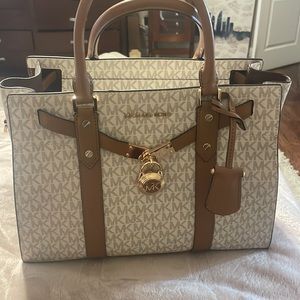 Michael Kors
Nouveau Hamilton Handbag!!